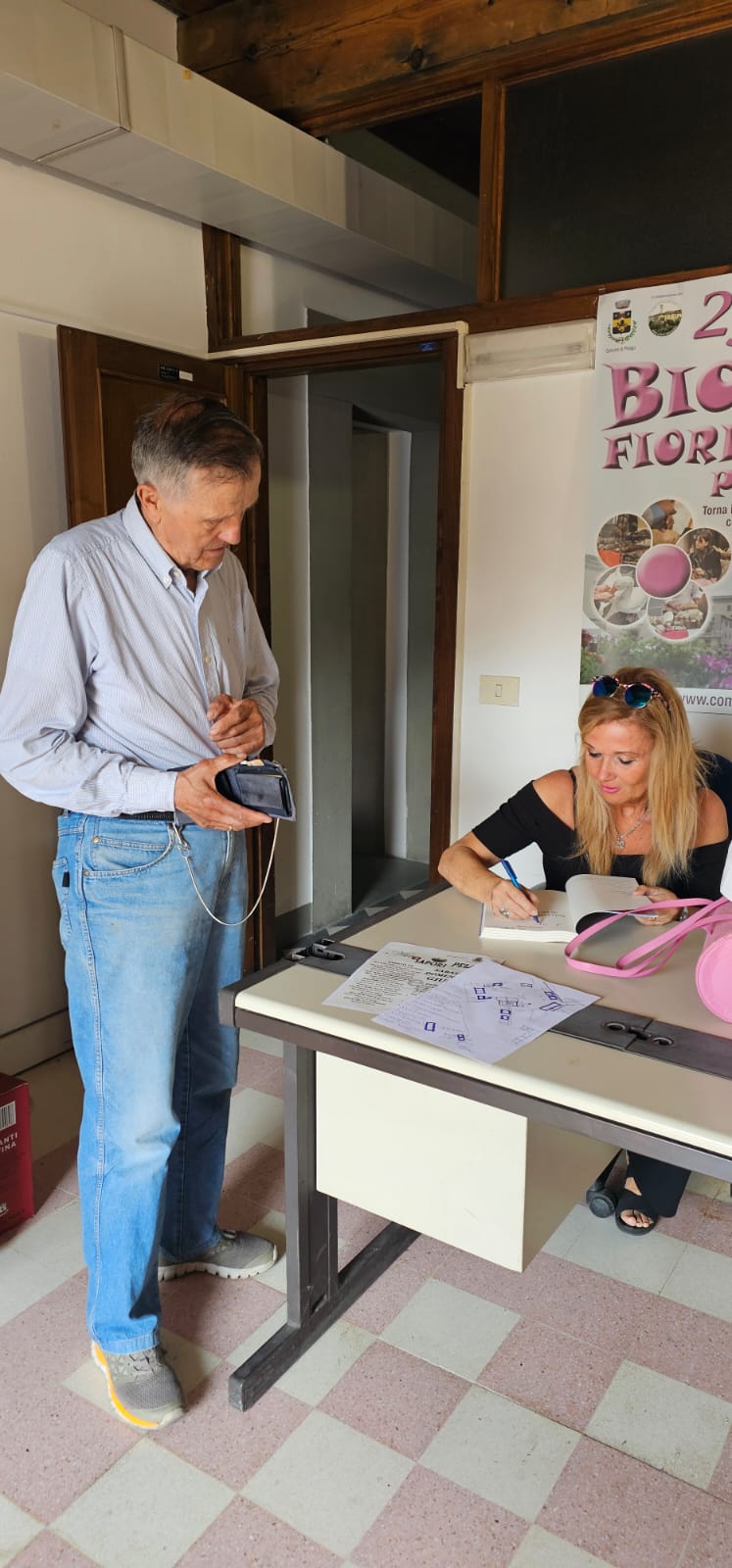 Serena Raggi firma una copia del suo libro