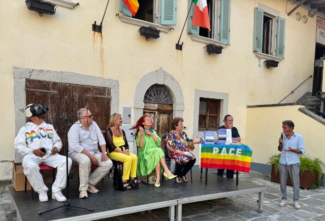 Presentazione letteraria di Serena Raggi all'aperto