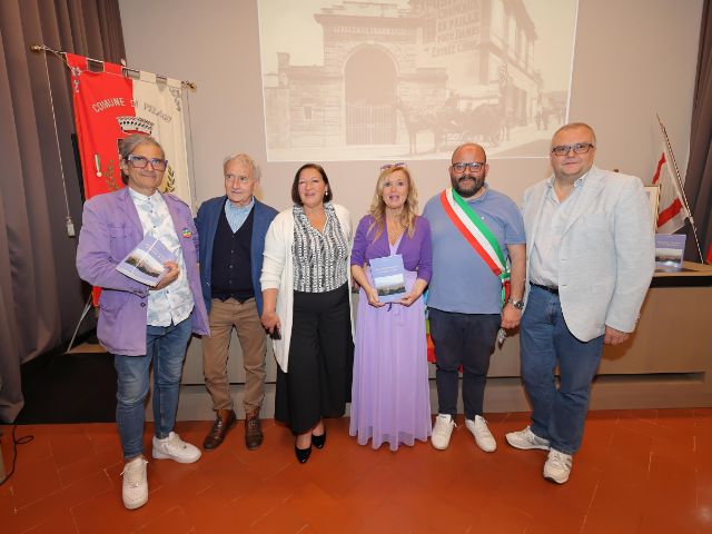 Serena Raggi durante una presentazione letteraria a Pelago