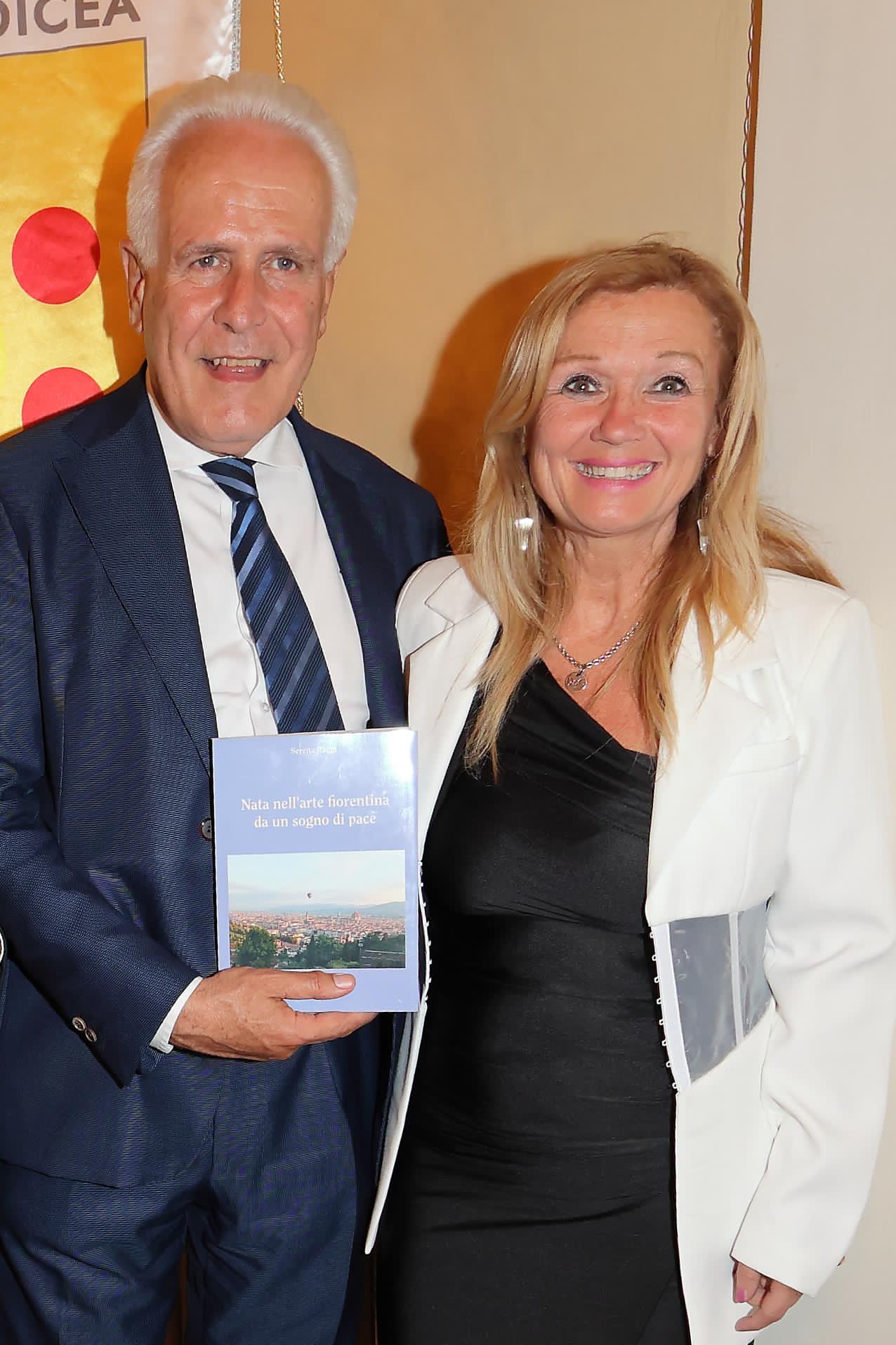 Serena Raggi con il libro Nata nell'arte fiorentina da un sogno di pace