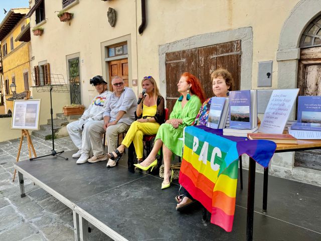 Serena Raggi al tavolo dei libri dedicati alla cultura della pace