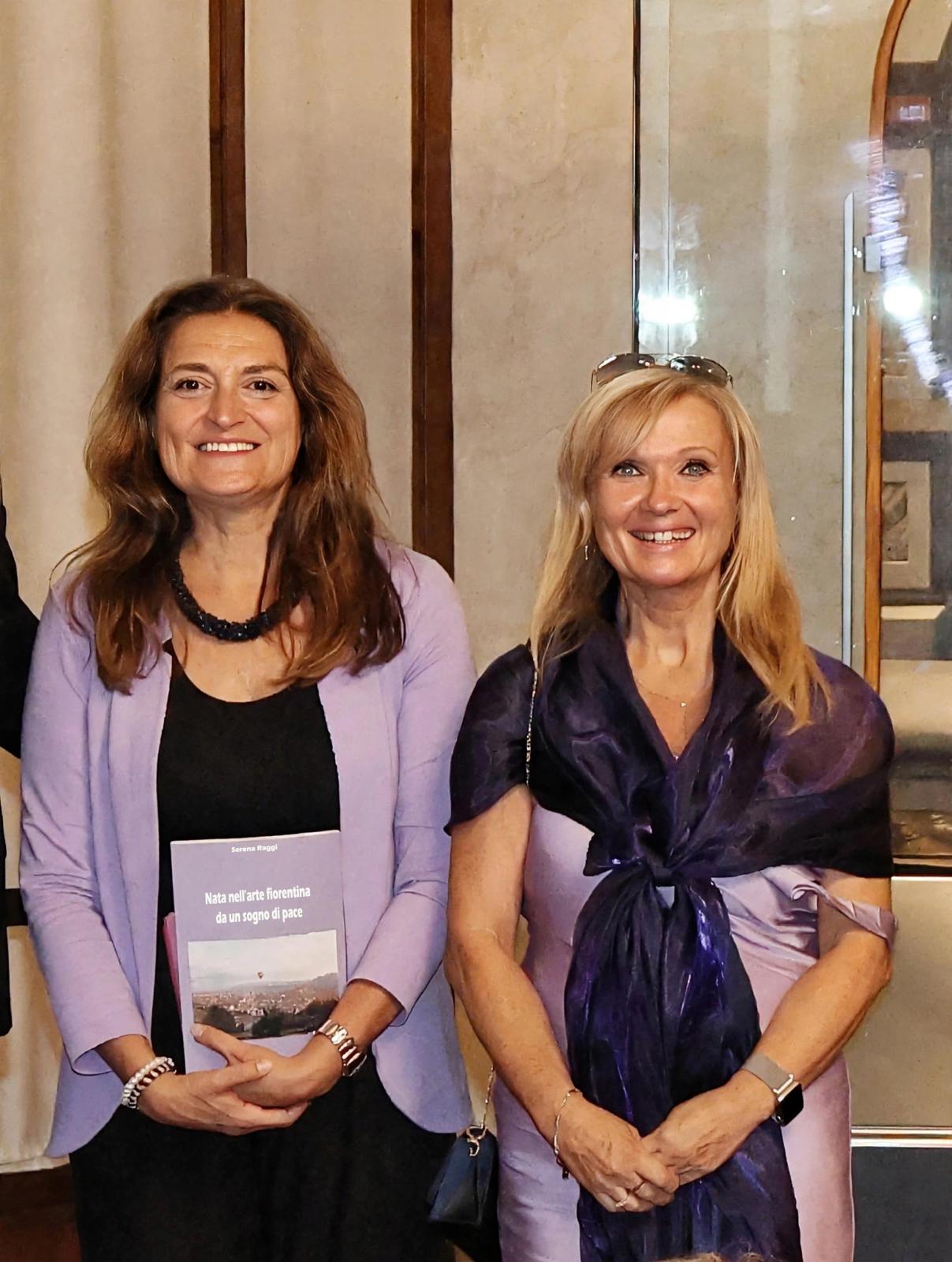 Serena Raggi con un’ospite durante la presentazione del libro