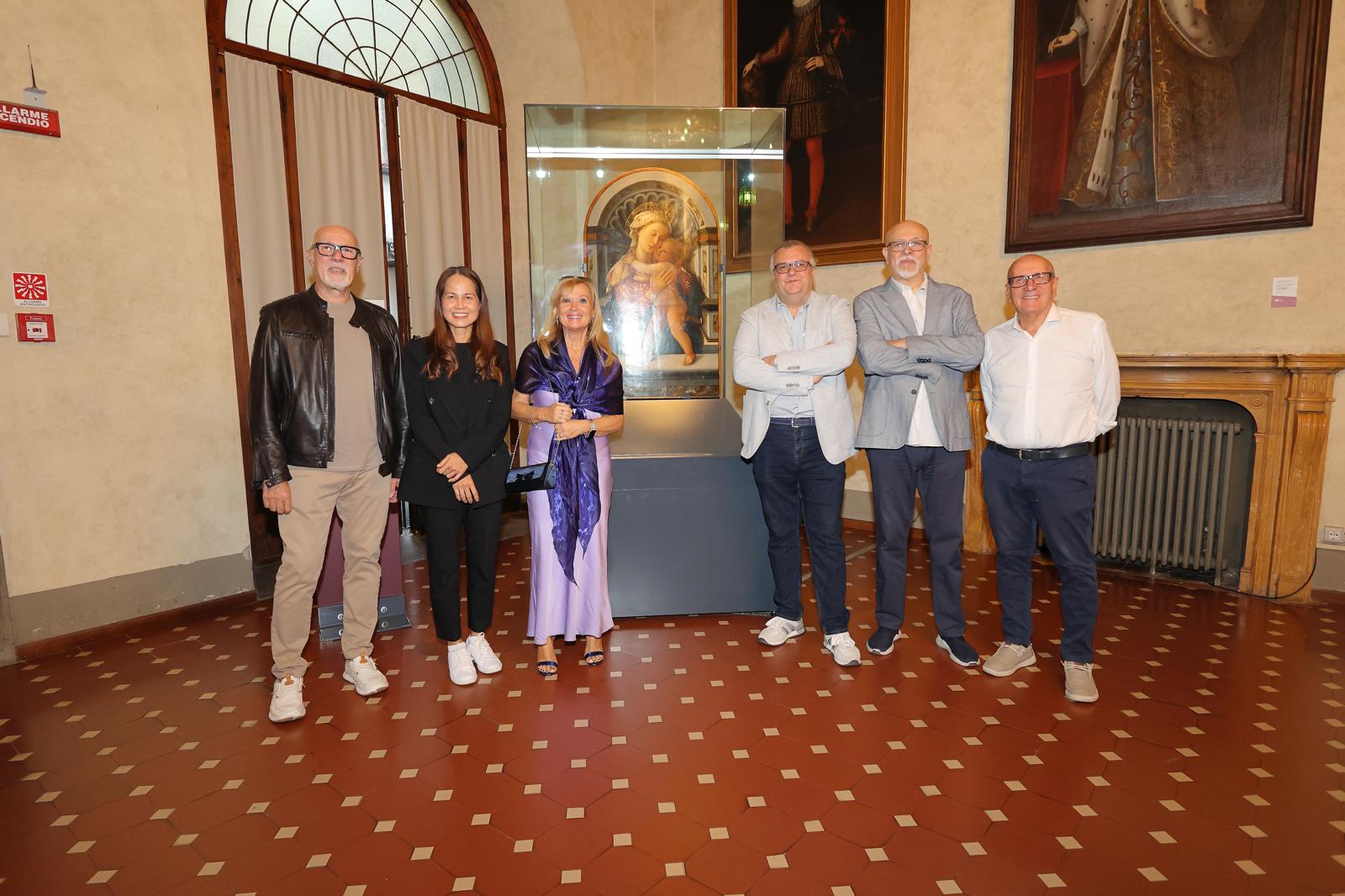 Foto di gruppo con Serena Raggi e gli ospiti dell’evento
