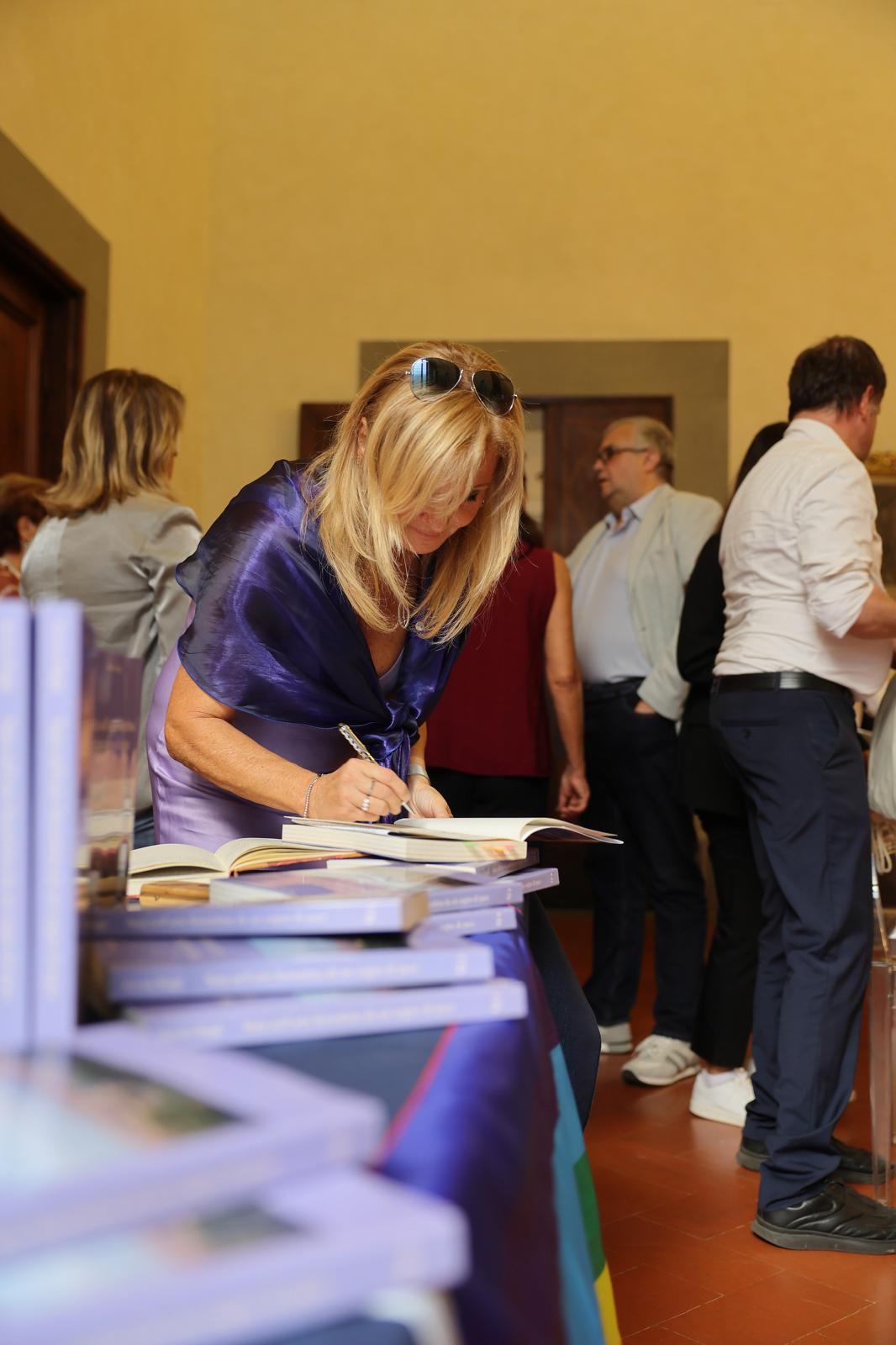 Serena Raggi firma le copie del libro al termine dell’incontro
