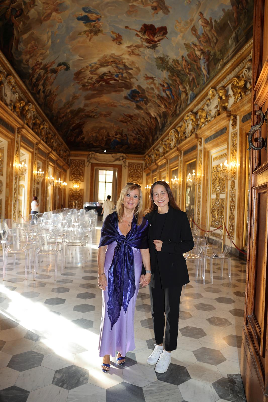 Serena Raggi con un’ospite nella sala di Palazzo Medici Riccardi