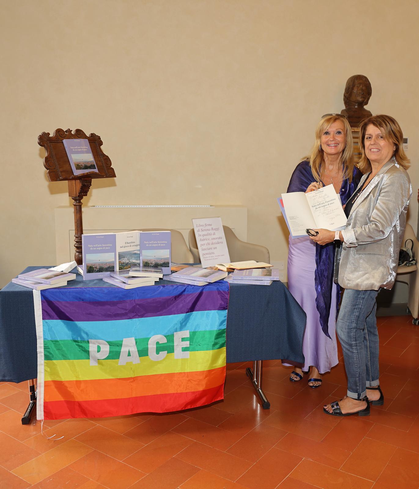 Serena Raggi al firmacopie con i libri esposti