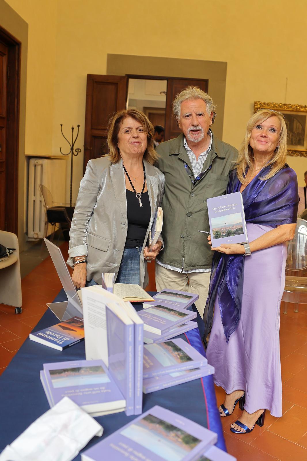 Serena Raggi con ospiti e amici durante la presentazione