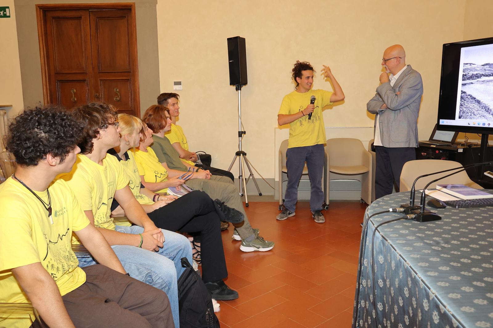 Intervento degli studenti durante l’incontro con Serena Raggi