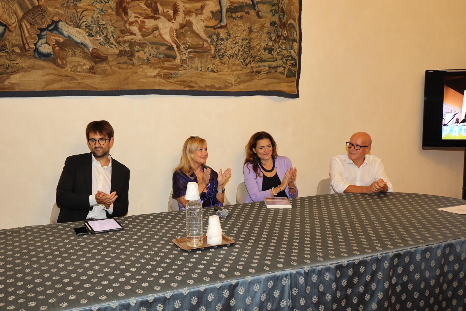 Applauso finale al tavolo dei relatori