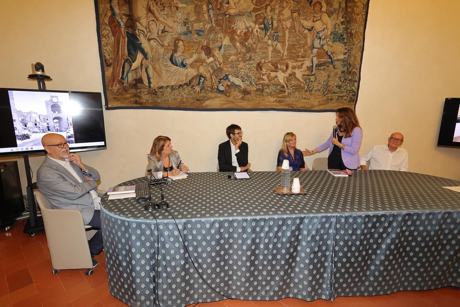 Intervento durante la presentazione con Serena Raggi al tavolo dei relatori