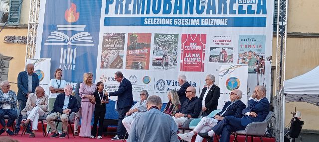 Premiazione sul palco del Premio Bancarella Sport 2026