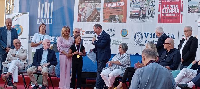 Momento della consegna del premio a Pontremoli