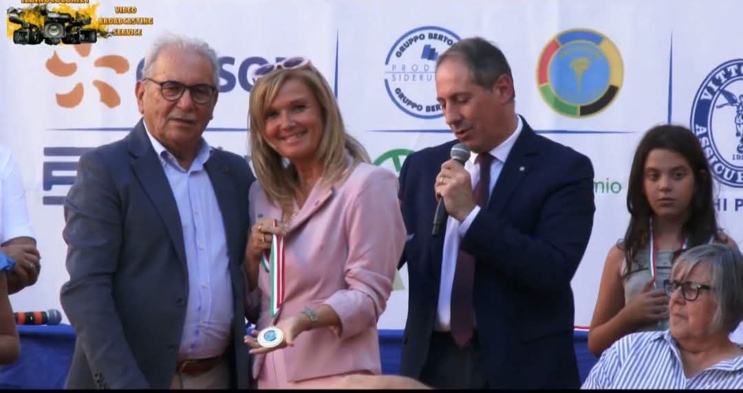Serena Raggi riceve il riconoscimento sul palco del Premio Bancarella Sport 2026