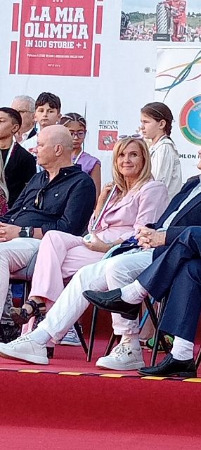 Serena Raggi con la medaglia ricevuta a Pontremoli