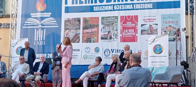 Serena Raggi durante la cerimonia a Pontremoli